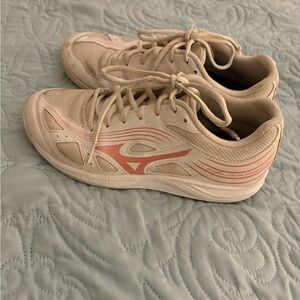 Mizuno Women's white  and pink volleyball shoes